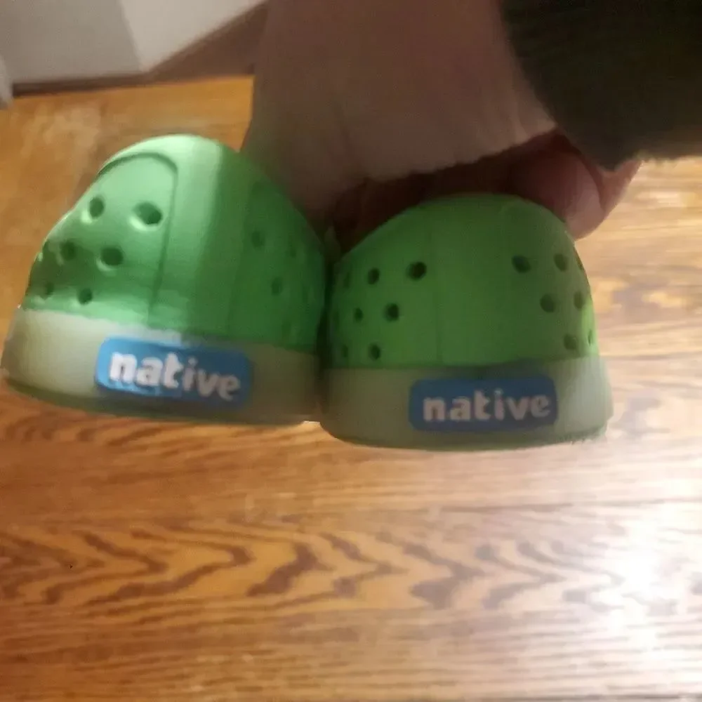Native Jefferson lime green shoes sz  child 4